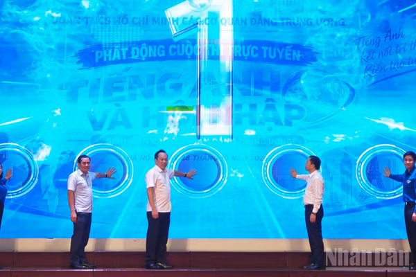 Các đồng chí đại diện Ban tổ chức và các đơn vị liên quan thực hiện nghi thức khởi động Cuộc thi. (Ảnh: LINH PHAN) 