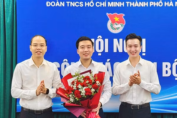 Thường trực Đoàn Thanh niên thành phố Hà Nội tặng hoa chúc mừng đồng chí Dương Minh Đức. (Ảnh: Hội đồng Đội thành phố Hà Nội cung cấp)