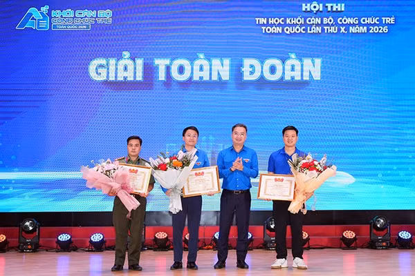 Đồng chí Nguyễn Tường Lâm, Bí thư Trung ương Đoàn (thứ 2 từ phải sang) trao giải toàn đoàn tặng đại diện các tập thể. (Ảnh: Trung ương Đoàn cung cấp)