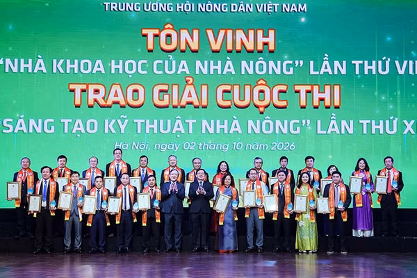 Phó Thủ tướng Hồ Quốc Dũng và Chủ tịch Hội Nông dân Việt Nam Lương Quốc Đoàn (lần lượt thứ 6 và 7 từ phải sang, hàng đầu) trao danh hiệu "Nhà khoa học của nhà nông" lần thứ VII tặng các cá nhân tiêu biểu. (Ảnh: Trung ương Hội Nông dân Việt Nam cung cấp)