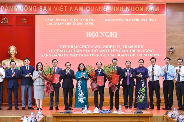 Các đồng chí lãnh đạo Đảng ủy Mặt trận Tổ quốc, các đoàn thể Trung ương và Ban Tuyên giáo Trung ương tặng hoa chúc mừng ba đồng chí Phó Bí thư chuyên trách Đảng ủy Mặt trận Tổ quốc, các đoàn thể Trung ương nhiệm kỳ 2025-2030. (Ảnh: MINH ĐỨC)