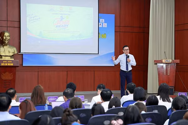 Các diễn trao đổi với sinh viên tại ngày hội. (Ảnh: Ban Tổ chức cung cấp)