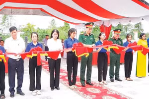 Các đại biểu cắt băng khánh thành công trình tri ân các Anh hùng liệt sĩ (Ảnh HIẾU MINH)