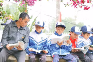 Phụ huynh và học sinh đọc sách tại mô hình “Thư viện cộng đồng”.