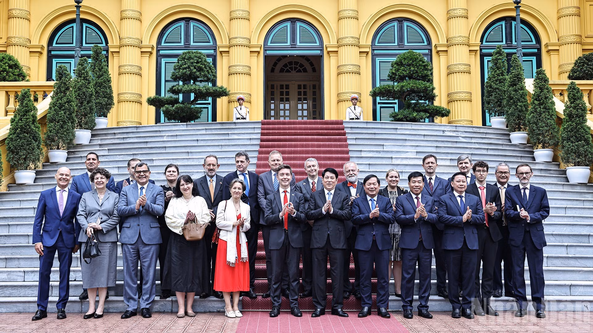 Chủ tịch nước Lương Cường cùng đại sứ, đại biện các nước thành viên Liên minh châu Âu tại Việt Nam tham dự buổi tiếp tại Phủ Chủ tịch.