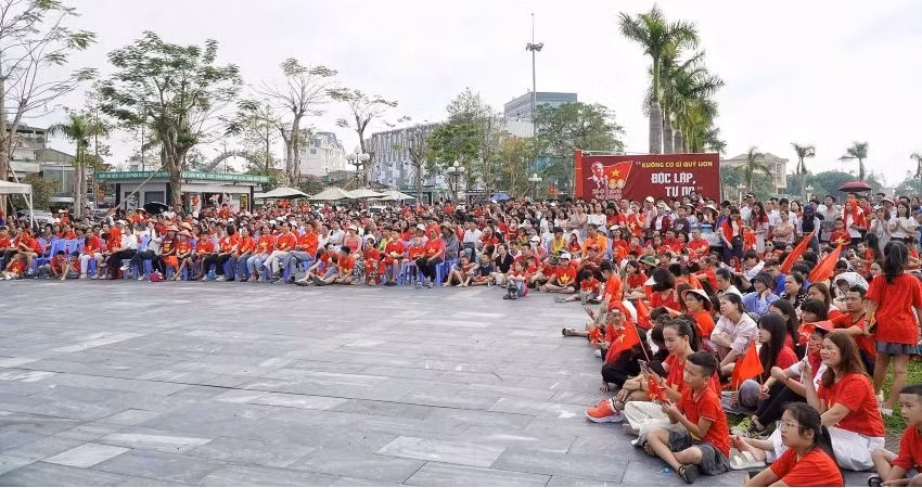 Hàng nghìn người dân Nghệ An đổ về Quảng trường Hồ Chí Minh trong sáng 2/9.