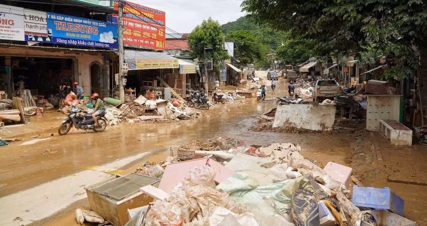 Nước rút, trung tâm xã Tương Dương ngổn ngang bùn đất và đồ đạc của người dân.