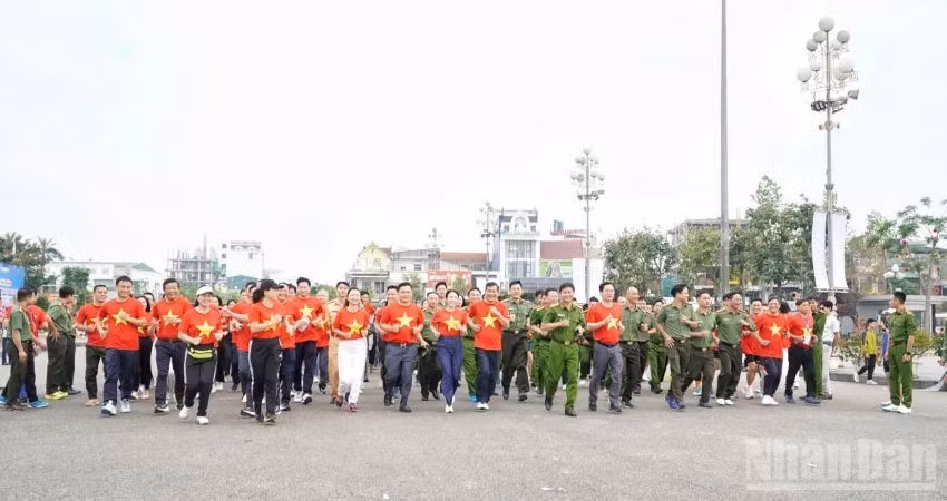 Các đại biểu, vận động viên ở Nghệ An chạy hưởng ứng Ngày chạy vì sức khỏe toàn dân.