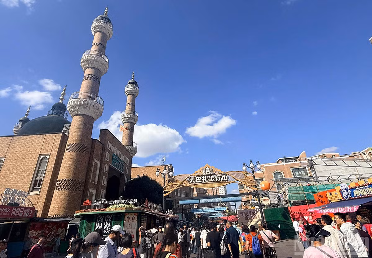 Toàn cảnh chợ phiên quốc tế Bazaar, với nhà thờ Hồi giáo Nhị Đạo Kiều nổi bật. (Ảnh: HỮU HƯNG)