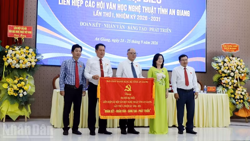 ndo_bl_lanh-dao-mttq-tang-buc-truong.jpg