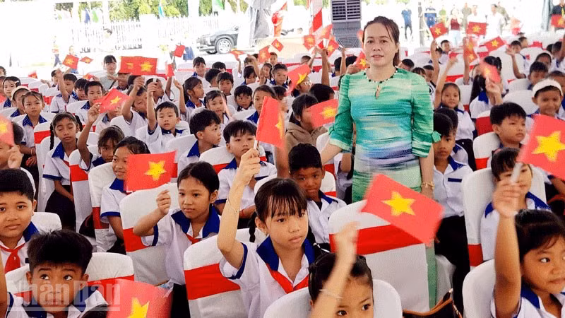 ndo_bl_co-va-tro-trong-ngay-khai-giang.jpg