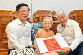 Đồng chí Đỗ Văn Chiến thăm, tặng quà Mẹ Việt Nam Anh hùng Nguyễn Thị Dấng ở phường Kiến An (Hải Phòng). (Ảnh: ĐÀM THANH)