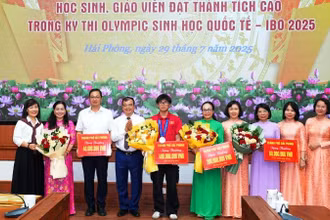 Lãnh đạo Ủy ban nhân dân thành phố Hải Phòng khen thưởng các tập thể, cá nhân Trường trung học phổ thông chuyên Trần Phú (Hải Phòng).