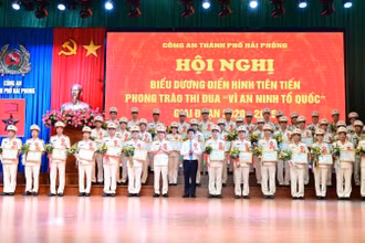 Các điển hình tiên tiến phong trào thi đua “Vì an ninh Tổ quốc” và phong trào “Toàn dân bảo vệ an ninh Tổ quốc” giai đoạn 2020-2025 được khen thưởng. (Ảnh: Công an Hải Phòng)