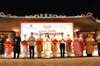 Các đại biểu thực hiện nghi thức ra mắt Tour đêm “Dấu thiêng Hàng Kênh”.