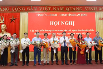 Đồng chí Bí thư Tỉnh ủy Nam Định Đặng Khánh Toàn tặng hoa chúc mừng các cơ quan báo chí.