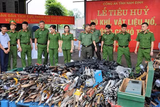 Số lượng lớn vũ khí, vật liệu nổ, công cụ hỗ trợ chuẩn bị tiêu hủy.
