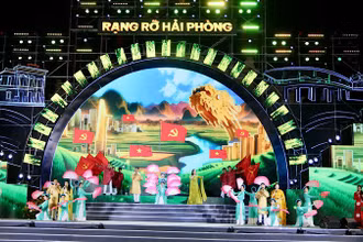 Điểm cầu truyền hình "Rạng rỡ Hải Phòng" tại Quảng trường Nhà hát thành phố.