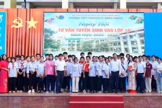 Các thầy, cô giáo và học sinh các trường trung học cơ sở chất lượng cao trên toàn tỉnh Nam Định dự “Ngày hội tư vấn tuyển sinh vào lớp 10” năm học 2025-2026, tại Trường THPT chuyên Lê Hồng Phong.