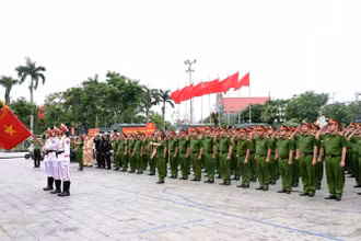 Lực lượng tham gia Lễ ra quân.