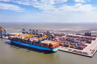Siêu tàu Triple-E MATZ MAERSK với trọng tải 214.000 DWT, cập cảng container quốc tế Hateco Hải Phòng ngày 23/6. Đây là tàu container lớn nhất từ trước tới nay từng cập cảng biển Hải Phòng và toàn bộ khu vực cảng biển miền bắc. (Ảnh: Hateco Hải Phòng)