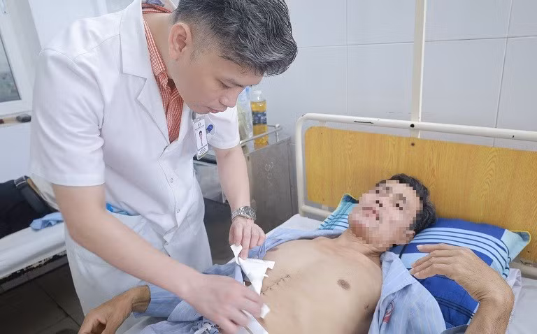 tsbs-nguyen-huy-toan-kiem-tra-vet-mo-cua-benh-nhan-bvn-sau-phau-thuat.jpg