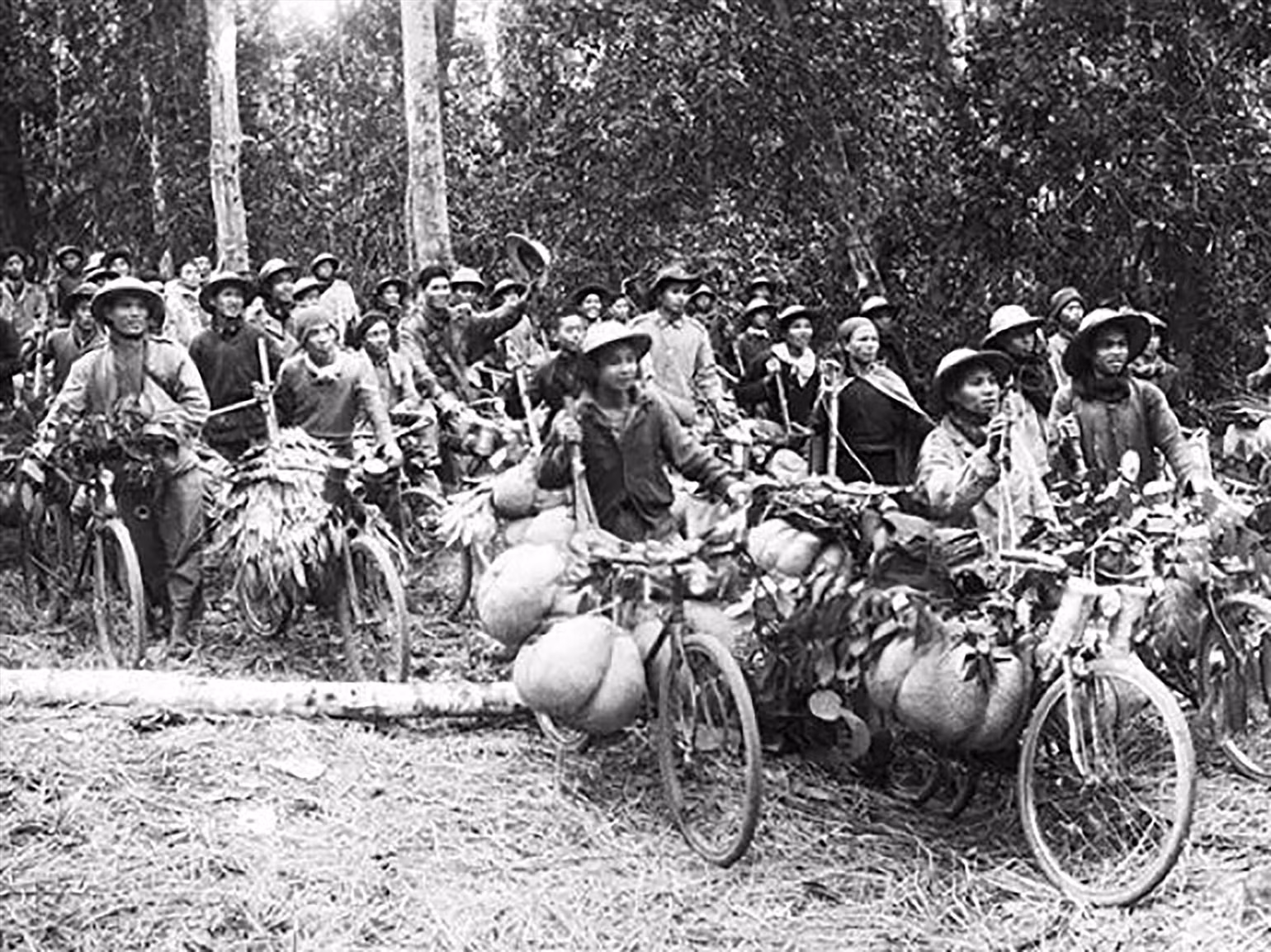 binh-doan-xe-dap-tho-tren-duong-ra-chien-dich-anh-ttxvn.jpg