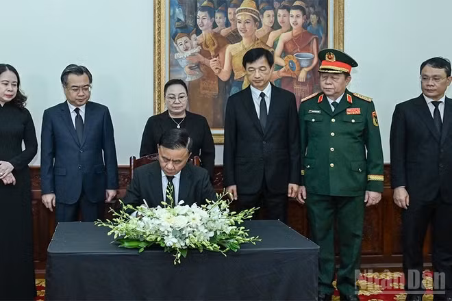 Đồng chí Trần Cẩm Tú ghi sổ tang tại lễ viếng Chủ tịch Quốc hội Lào Saysomphone Phomvihane, sáng 10/8, tại Đại sứ quán Lào tại Hà Nội. (Ảnh: DUY LINH)