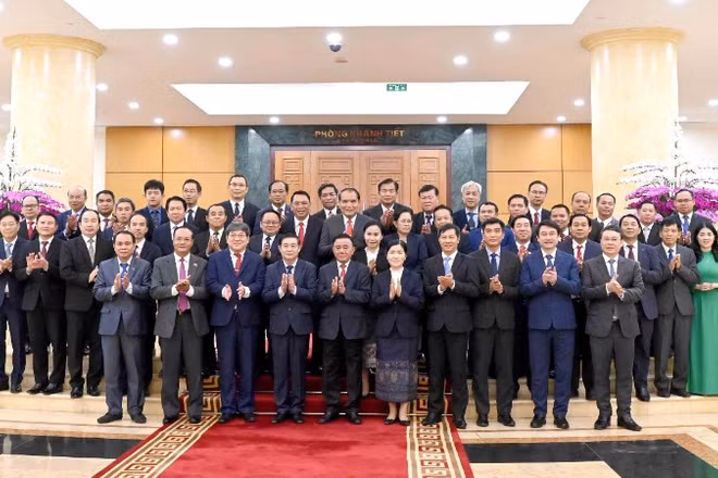 Thường trực Ban Bí thư Trần Cẩm Tú cùng Đoàn cán bộ cấp cao Đảng Nhân dân Cách mạng Lào. (Ảnh: TTXVN)
