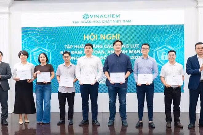 Trao Giấy chứng nhận nâng cao năng lực bảo đảm an toàn, an ninh mạng trong chuyển đổi số do Hiệp hội An ninh mạng quốc gia cấp cho các học viên. (Ảnh: THẢO HIỀN)