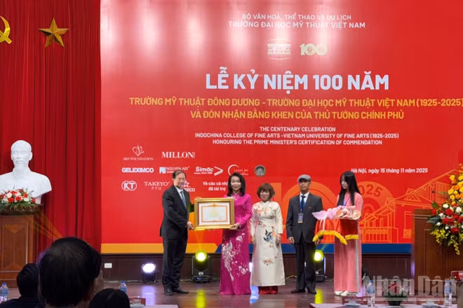 Thứ trưởng Văn hóa, Thể thao và Du lịch Tạ Quang Đông trao Bằng khen của Thủ tướng Chính phủ cho đại diện Trường Đại học Mỹ thuật Việt Nam.