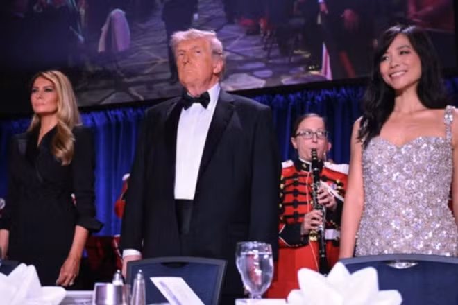 Tổng thống Mỹ Donald Trump và phu nhân Melania Trump tại tiệc tối thường niên của Hiệp hội Phóng viên Nhà trắng ở khách sạn Washington Hilton, thủ đô Washington D.C., tối 25/4/2026. (Ảnh: independent.co/TTXVN)