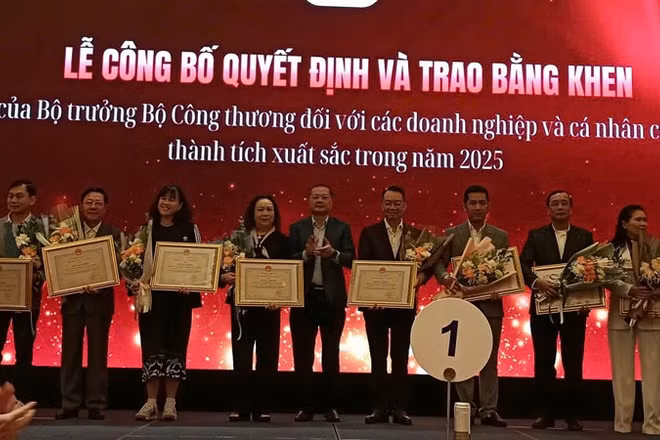 Các doanh nghiệp, cá nhân nhận Bằng khen của Bộ trưởng Công thương với thành tích xuất sắc trong năm 2025.
