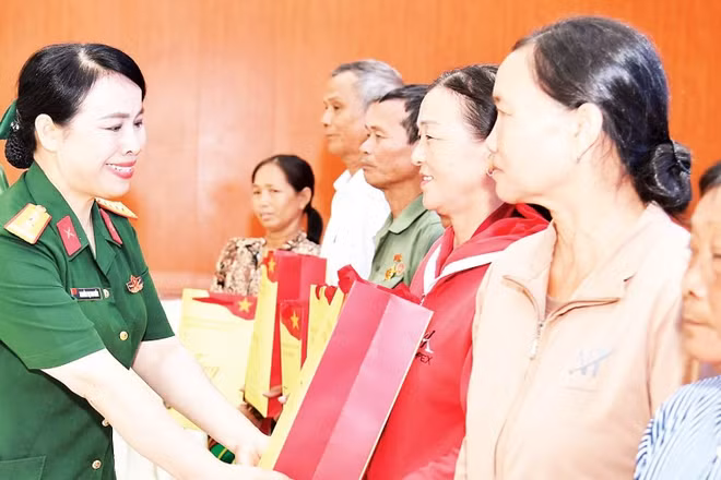 Lãnh đạo Ban Phụ nữ Quân đội trao 100 suất quà tặng gia đình chính sách ở xã Hòn Đất.