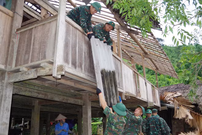 Lực lượng vũ trang tỉnh Thái Nguyên hỗ trợ xóa nhà tạm, nhà dột nát tại xã Nghĩa Tá. (Ảnh: DUY ĐỨC)