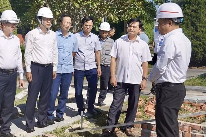 Lãnh đạo tỉnh Thái Nguyên kiểm tra tiến độ tu bổ, cải tạo Nghĩa trang Liệt sĩ Dốc Lim. (Ảnh: THU TRANG)