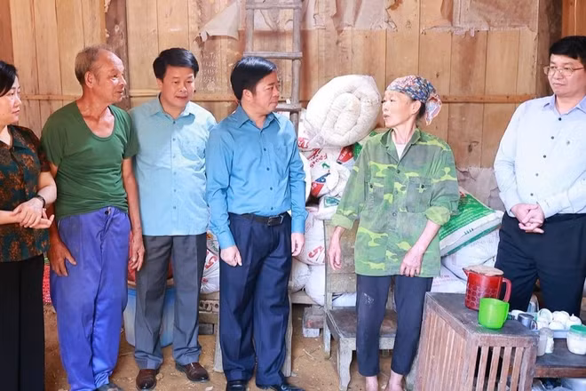 Thường trực Tỉnh ủy Thái Nguyên nắm tình hình, chỉ đạo công tác xóa nhà tạm, nhà dột nát tại xã Nghĩa Tá. (Ảnh: Ủy ban nhân dân tỉnh Thái Nguyên)