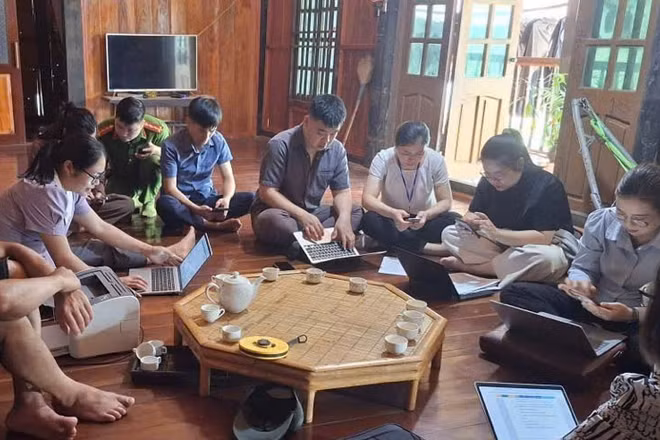 Chính quyền xã Ba Bể tuyên truyền, vận động, giải thích, hướng dẫn xử lý vi phạm tại các hộ dân. (Ảnh: Ủy ban nhân dân xã Ba Bể)