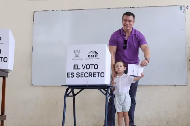 Tổng thống Ecuador Daniel Noboa bỏ phiếu bầu cử tại Olon, tỉnh Santa Elena, ngày 13/4/2025. Ảnh: (THX/TTXVN) 