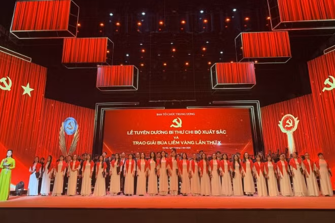 Chương trình tổng duyệt Lễ tuyên dương bí thư chi bộ xuất sắc và trao giải Búa liềm vàng lần thứ X, diễn ra tối 2/2, tại Nhà hát Hồ Gươm. (Ảnh: C.Đ)