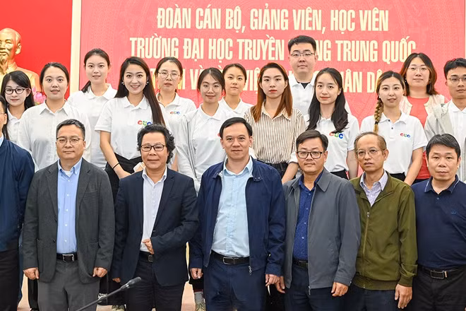 Lãnh đạo, cán bộ Báo Nhân Dân và Đoàn công tác Trường đại học Truyền thông Trung Quốc chụp ảnh lưu niệm. (Ảnh: THẾ ĐẠI)