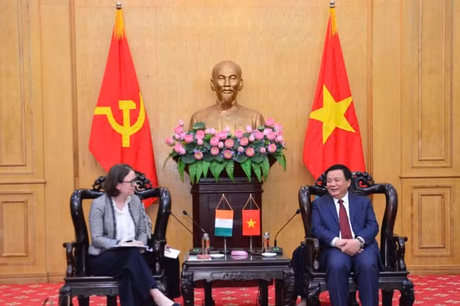 Đồng chí Nguyễn Xuân Thắng, Ủy viên Bộ Chính trị, Giám đốc Học viện Chính trị quốc gia Hồ Chí Minh, Chủ tịch Hội đồng Lý luận Trung ương tiếp bà Deirdre Ní Fhallúin, Đại sứ đặc mệnh toàn quyền Cộng hòa Ireland tại Việt Nam. (Ảnh: Phạm Cường) 