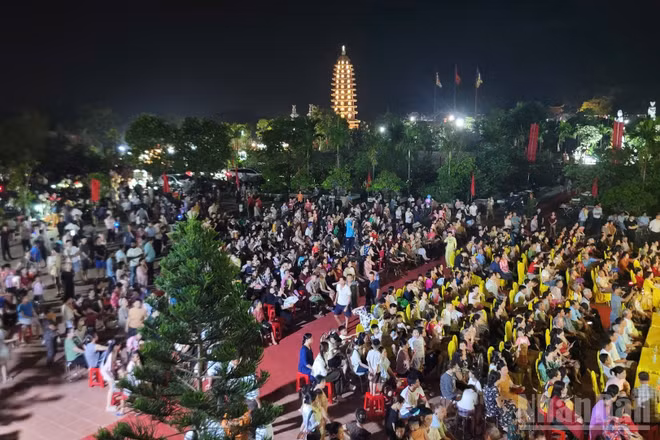 Lễ hội Chùa Hổ Sơn năm 2026 thu hút đông đảo nhân dân và du khách. 