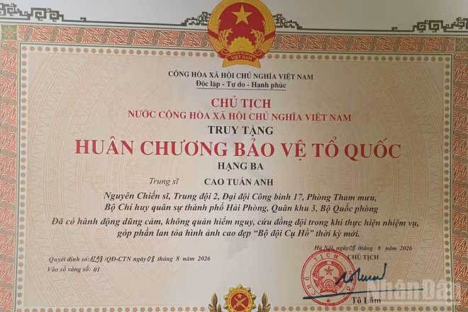 Chủ tịch nước ký Quyết định truy tặng Trung sĩ Cao Tuấn Anh Huân chương Bảo vệ Tổ quốc hạng Ba. (Ảnh: QUÂN KHU 3)