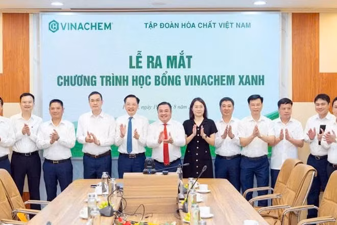 Các đại biểu chụp ảnh tại lễ ra mắt chương trình học bổng Vinachem xanh. (Ảnh: HOÀNG ANH)