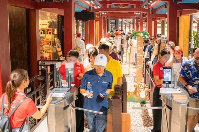 Du khách tham quan Sun World Bà Nà Hills dịp Quốc khánh 2/9. (Ảnh: ANH ĐÀO)