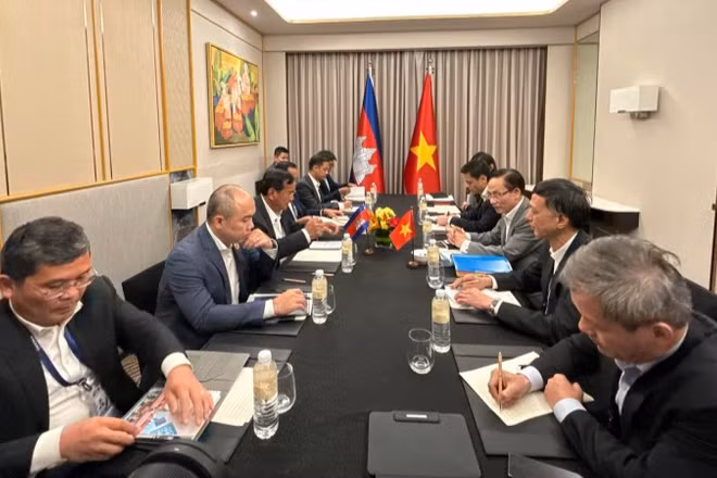 Ủy viên Bộ Chính trị, Bộ trưởng Ngoại giao Lê Hoài Trung gặp Phó Thủ tướng, Bộ trưởng Ngoại giao Campuchia Prak Sokhonn. (Ảnh: Bộ Ngoại giao)