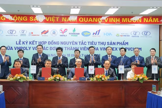 Ký kết hợp đồng nguyên tắc giữa VNPoly với các đơn vị Vinatex Hồng Lĩnh, Vinatex Phú Hưng, Dệt may Huế, Sợi Phú Bài.