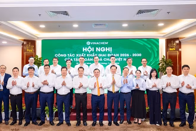 Các đại biểu dự hội nghị chụp ảnh lưu niệm.