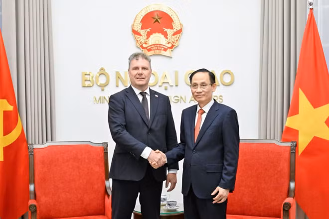 Đồng chí Lê Hoài Trung, Ủy viên Bộ Chính trị, Bộ trưởng Ngoại giao đã tiếp đồng chí Roman Roun, Chủ tịch Đảng Cộng sản Séc Morava (KSCM). (Ảnh: Bộ Ngoại giao Việt Nam)
